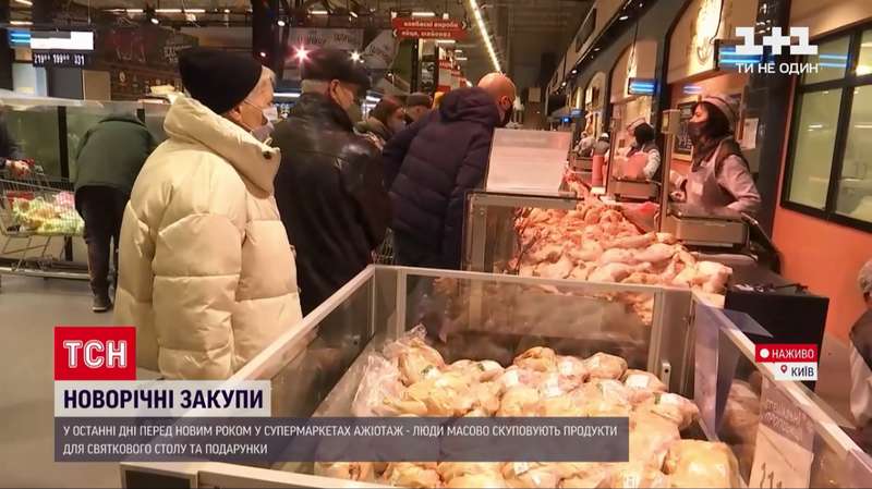 Покупатели собираются в очереди