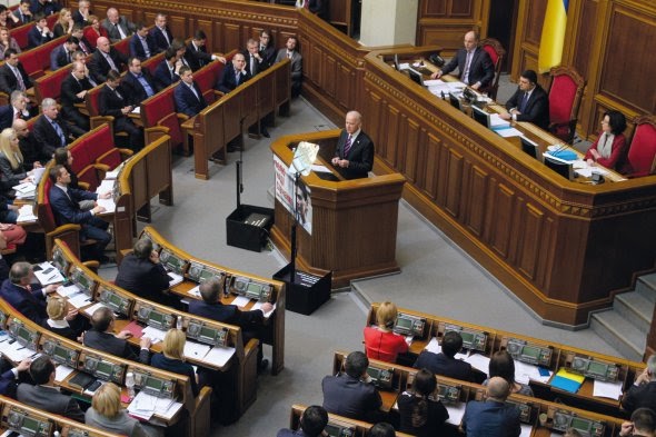 Віцепрезидент Сполучених Штатів Америки Джо Байден виступає у Верховній Раді України, 8 грудня 2015 року. Говорить про помаранчеву революцію і Революцію гідності. Про необхідність антикорупційної, енергетичної, судової й правоохоронної реформ: ”Чи олігархи, чи ні – всі повинні діяти за одними правилами, сплачувати податки, улагоджувати свої суперечки в суді, а не шляхом залякування суддів. У цьому суть. Саме так держави досягають успіху в ХХІ столітті”. Наприкінці цитує українською ”Заповіт” Тараса Шевченка dqxikeidqxitkant