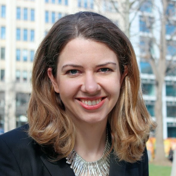 Мелінда Гарінґ, 38 років, аналітикиня, політологиня. Народилася 8 лютого 1982-го в місті Кінай на Алясці. Закінчила бакалаврат із політології в коледжі міста Гров, курси російських і східноєвропейських студій в Оксфордському університеті. Магістерську програму ”Росія, Євразія і східноєвропейські студії” в Джорджтаунському університеті Вашингтона. Старша наукова працівниця ”Євразійських програм” в Foreign Policy Research Institute. Заступниця голови правління неурядової організації США в Україні East Europe Foundation. Членкиня Council on Foreign Relations. Із 2019-го – заступниця директора ”Євразійського центру” в Аtlantic Council. Із лютого цього року працює в наглядовій раді американської неурядової організації в Києві Right to Protection. Пише про події у Східній Європі для The Washington Post, Foreign Affairs, Foreign Policy, Newsweek, The Kyiv Post. Грає на кларнеті. Ходить у гори, катається на лижах. Любить твори Френсіса Фіцджеральда, Олівера Сакса. Заміжня. Чоловік Даніель – український єврей. Працює в Держдепартаменті США перекладачем. Виховують доньку 6-річну Дару. Має собаку. Живе у Вашингтоні