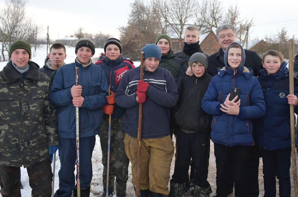 На изображении может находиться: 11 человек, люди стоят, дерево и на улице