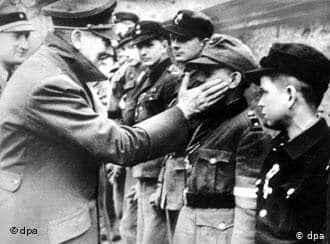 На изображении может находиться: 1 человек, толпа и шляпа