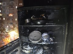 В Николаеве фейерверк залетел в квартиру многоэтажки, из-за чего на балконе вспыхнул пожар - Copyright https://news.pn