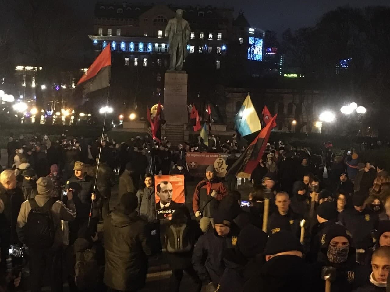 Участники акции возле памятника