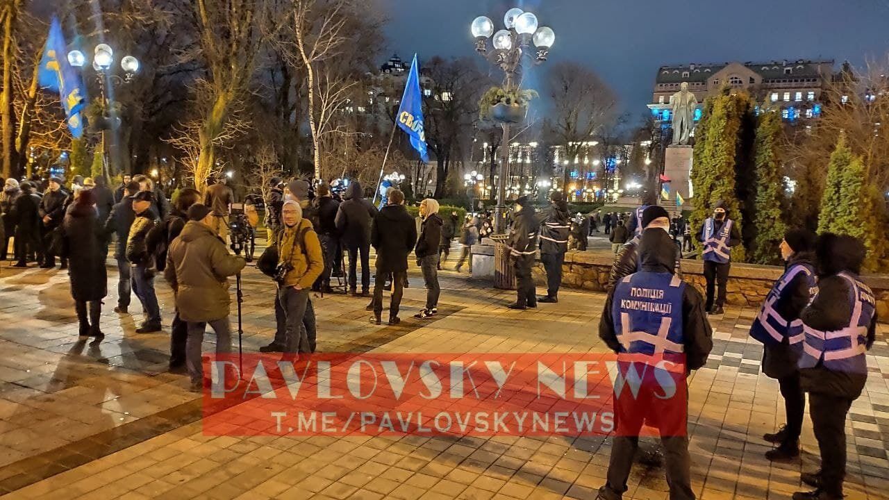 Участники и полиция ждут начала шествия