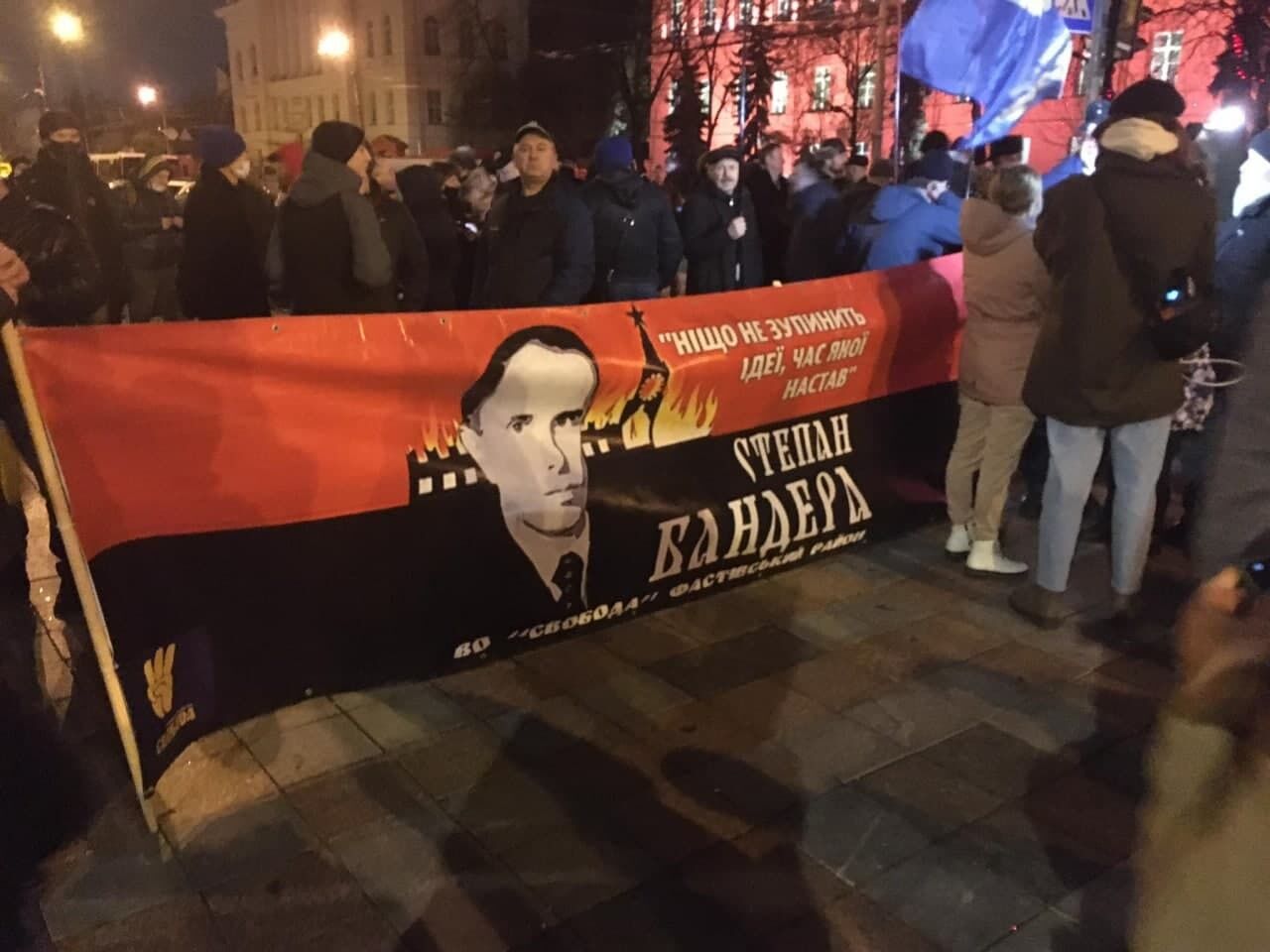 Активисты изготовили большой баннер с Бандерой