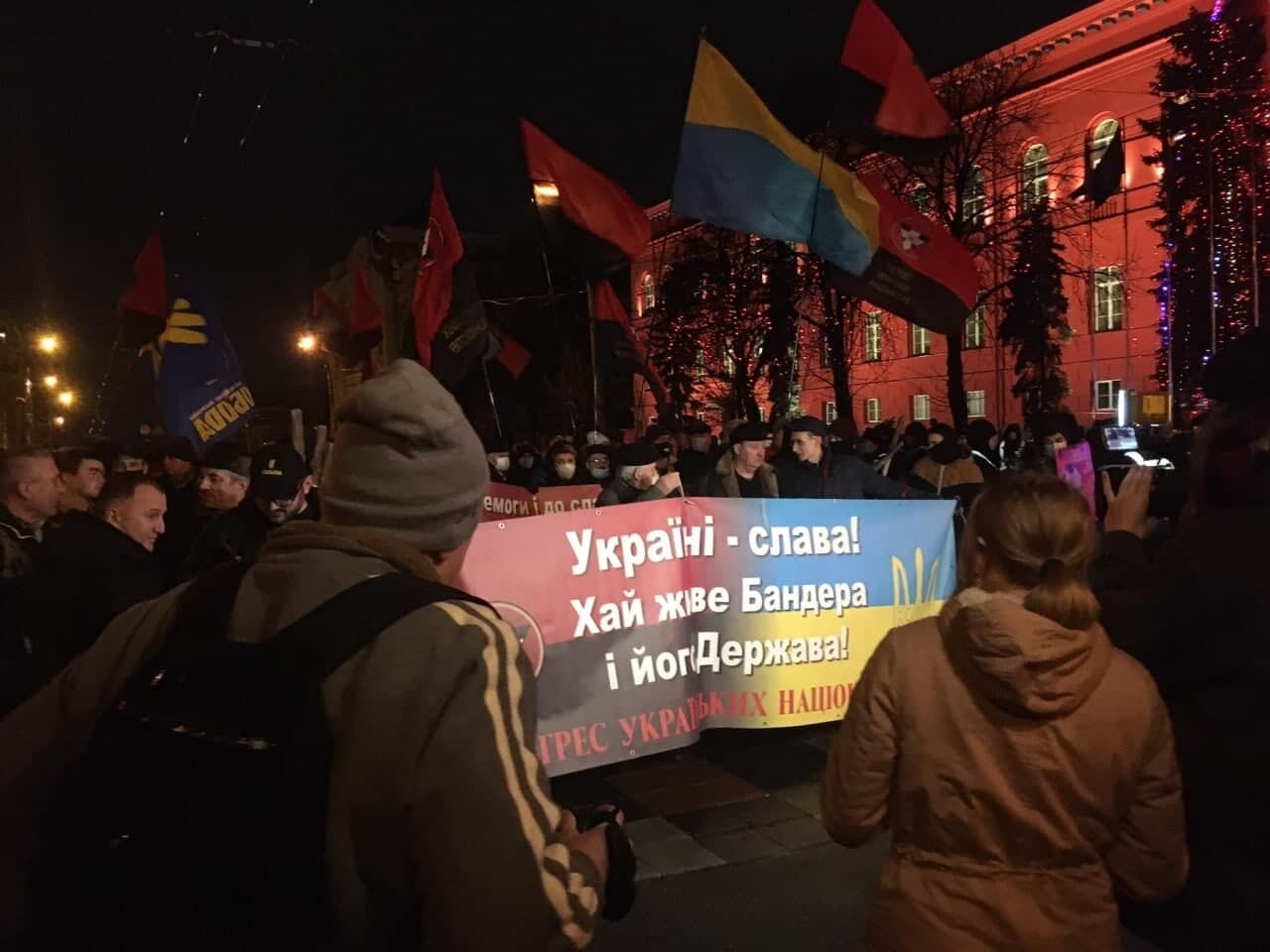 На марш принесли красно-черные флаги