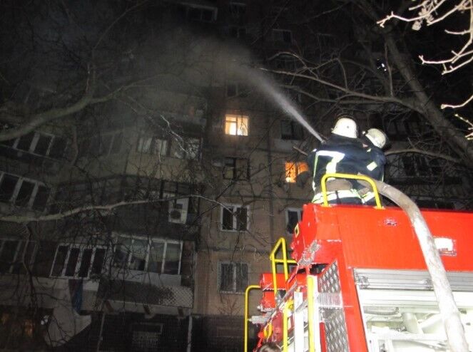 В Одессе в новогоднюю ночь загорелся балкон и комната на шестом этаже девятиэтажного жилого дома. dqxikeidqxiqqeant