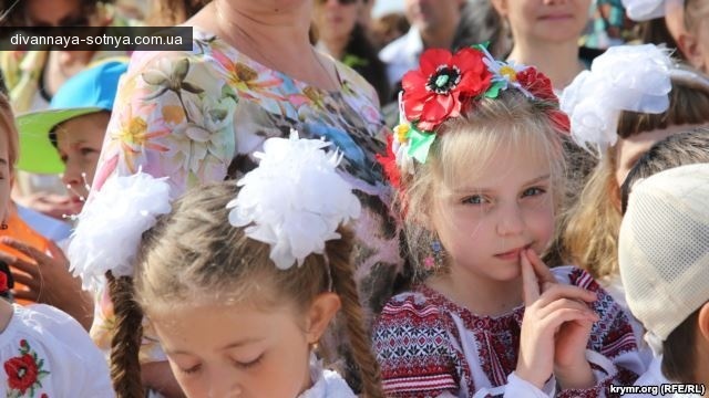 Крим: В Симферополе младшие ученики бывшей Украинской гимназии пришли на последний звонок в вышиванках (ФОТО) dqxikeidqxiqqeant