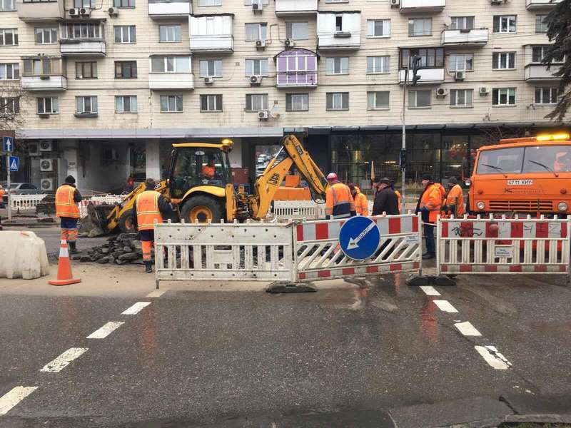 На место происшествия вызвали коммунальщиков.