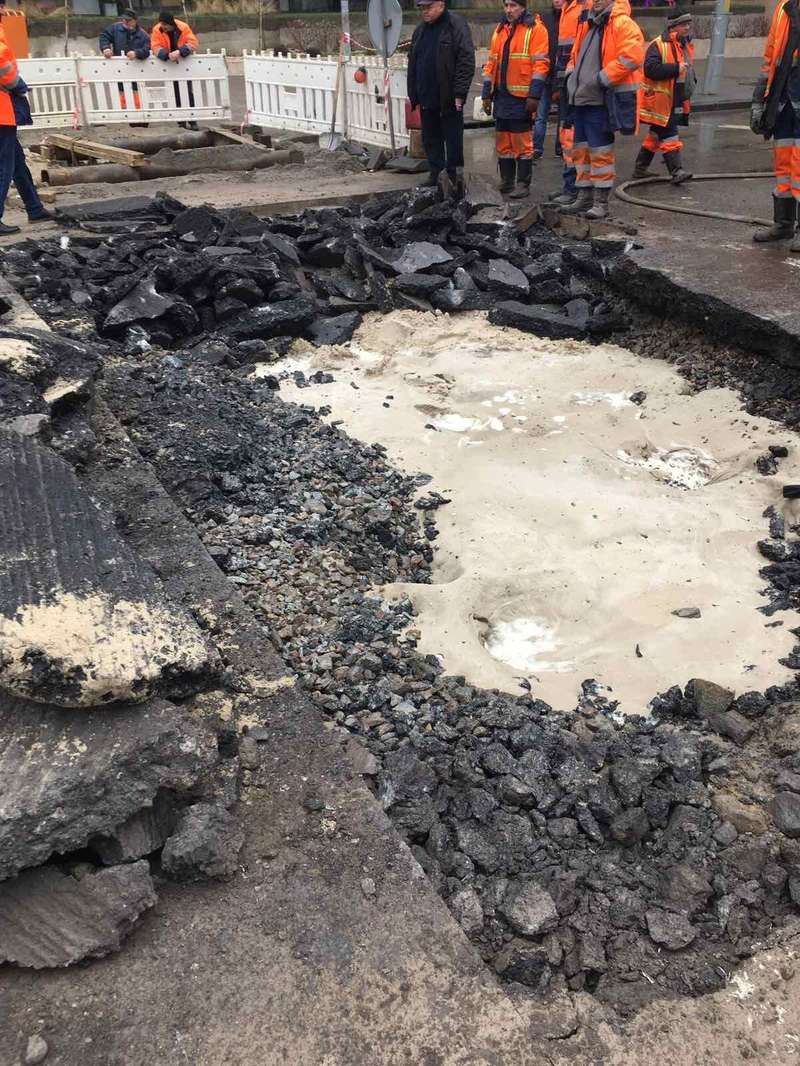 Прорыв произошел после плановых работ по прокладке сетей.