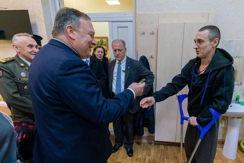 Военный дарит нашивку Помпео dqxikeidqxiqqeant