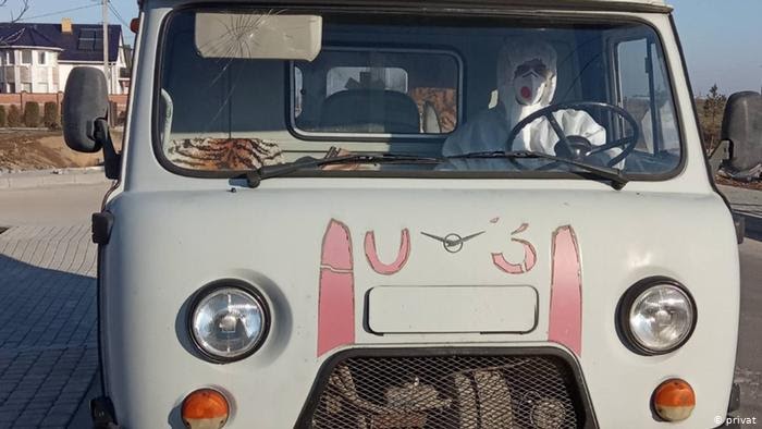 На старенькій швидкій, на якій працює Анна Гельман, розбите лобове скло На старенькій швидкій, на якій працює Анна Гельман, розбите лобове скло