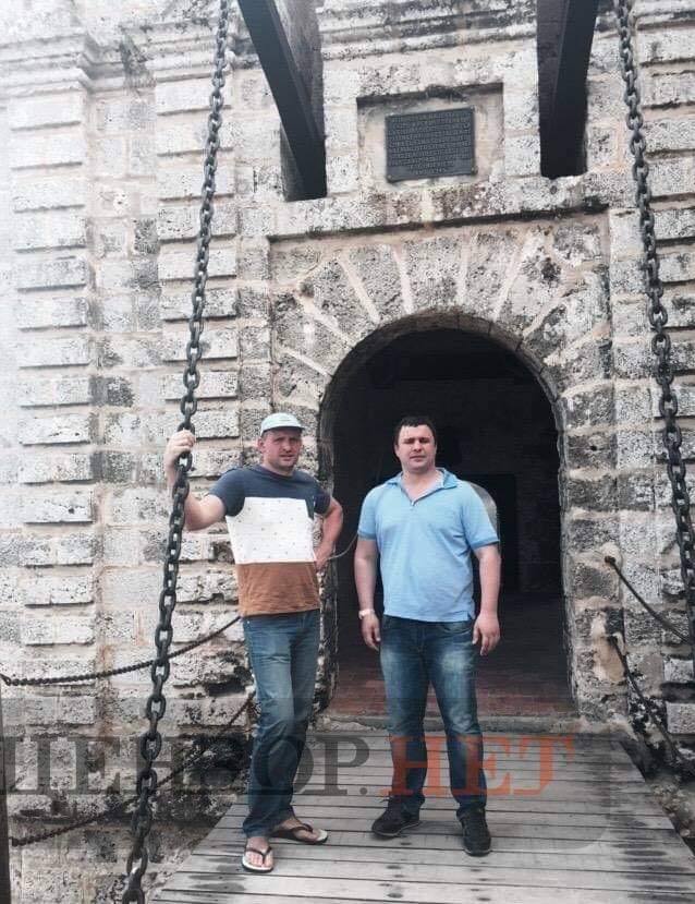 На изображении может находиться: 2 человека, люди стоят и на улице dqxikeidqxitkant