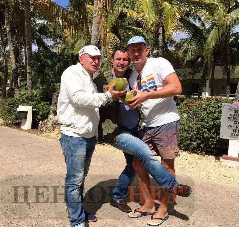 На изображении может находиться: 3 человека, люди стоят и на улице