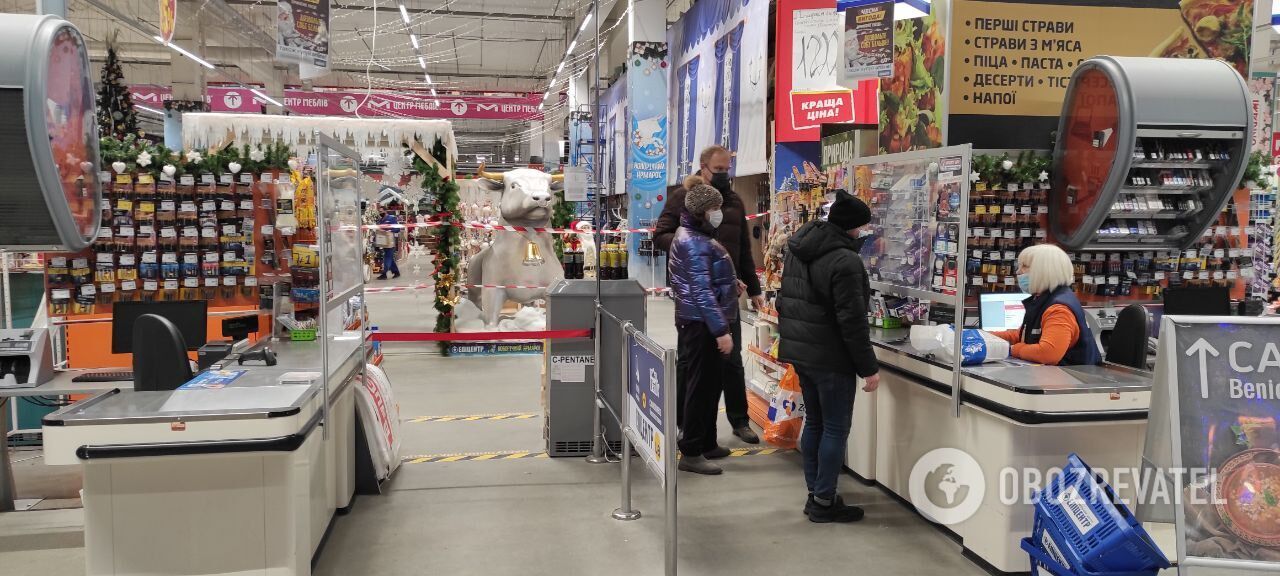 Люди совершали покупки в