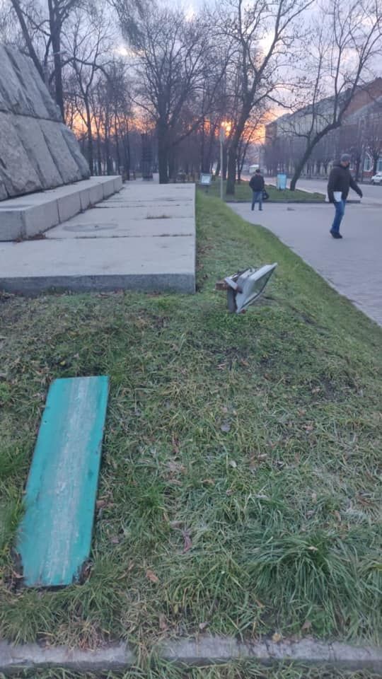 Вандалы в Умани повредили стелу павшим героям АТО: украли фото, сломали прожектор 01 Вандалы в Умани повредили стелу павшим героям АТО: украли фото, сломали прожектор 01 dqxikeidqxiqqeant