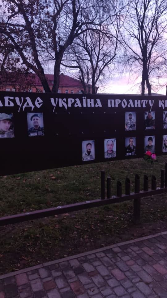 Вандалы в Умани повредили стелу павшим героям АТО: украли фото, сломали прожектор 02 Вандалы в Умани повредили стелу павшим героям АТО: украли фото, сломали прожектор 02