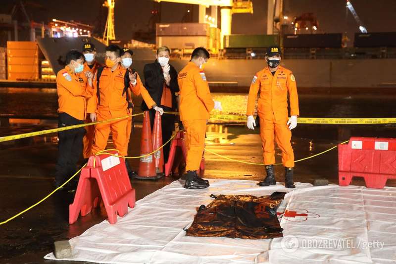 Дайверы нашли в Яванском море части обломков Boeing 737-500