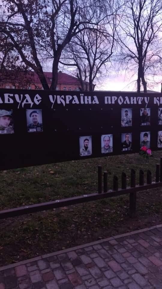 В Умани вандалы похитили ночью со стелы погибшим участникам АТО три фотографии героев dqxikeidqxitkant