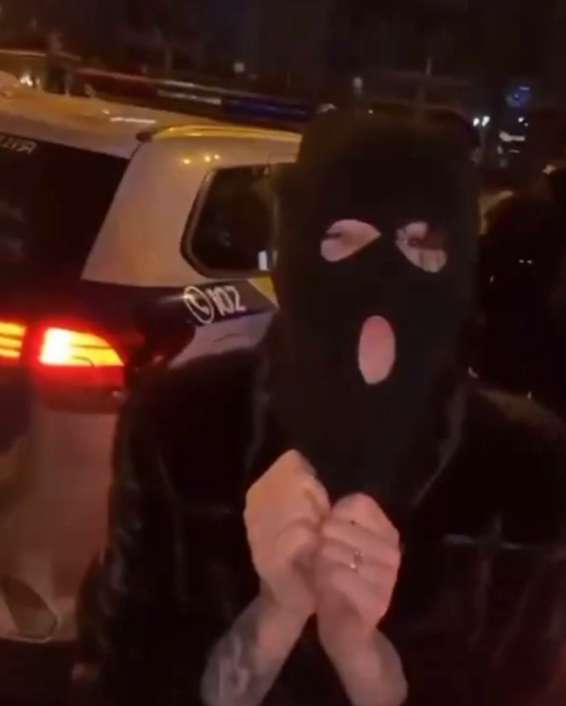 Женщина бросила в полицию пиво в Днепре.