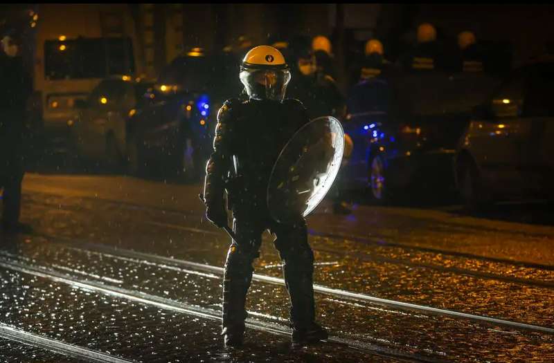 Силовик на улице во время беспорядков