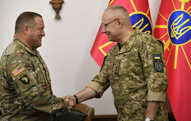 Главнокомандующий ВСУ генерал-полковник Руслан Хомчак и генерал-адъютант Национальной гвардии штата Калифорния генерал-майор Дэвид Болдуин