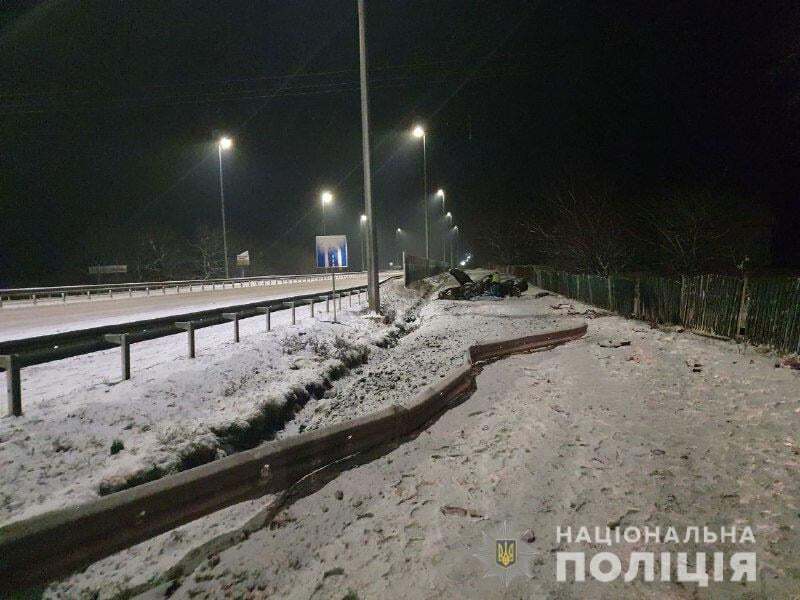 Водитель Audi влетел в металлический отбойник.