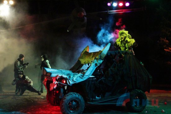 Как "ополченцы" в лаптях и камуфляже спасали Новый год в Луганске