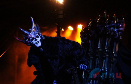 Как "ополченцы" в лаптях и камуфляже спасали Новый год в Луганске