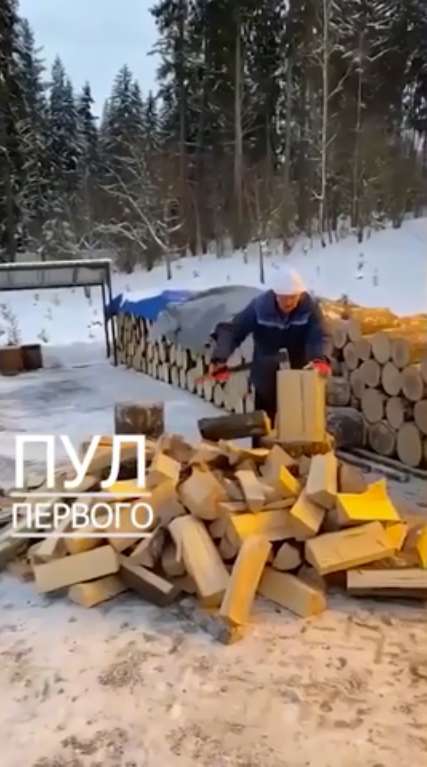 Лукашенко колет дрова, чтобы растопить баню dqxikeidqxitkant