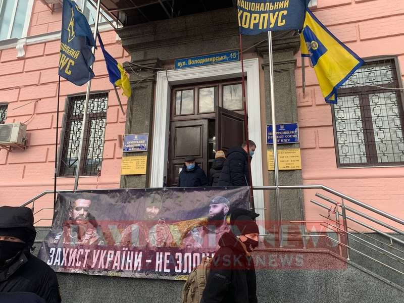 Возле здания суда собралась группа поддержки членов Нацкорпуса dqxikeidqxitkant