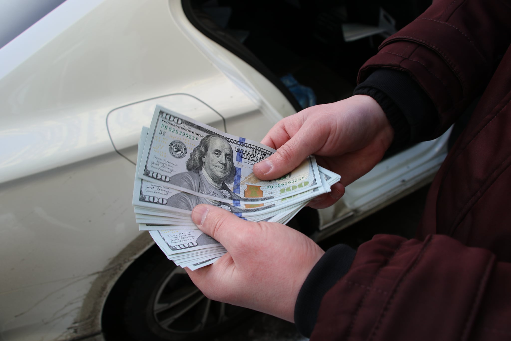 Возможно, это изображение (1 человек и деньги)