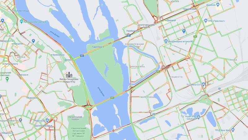 Проблемы с движением наблюдаются на всех мостах.