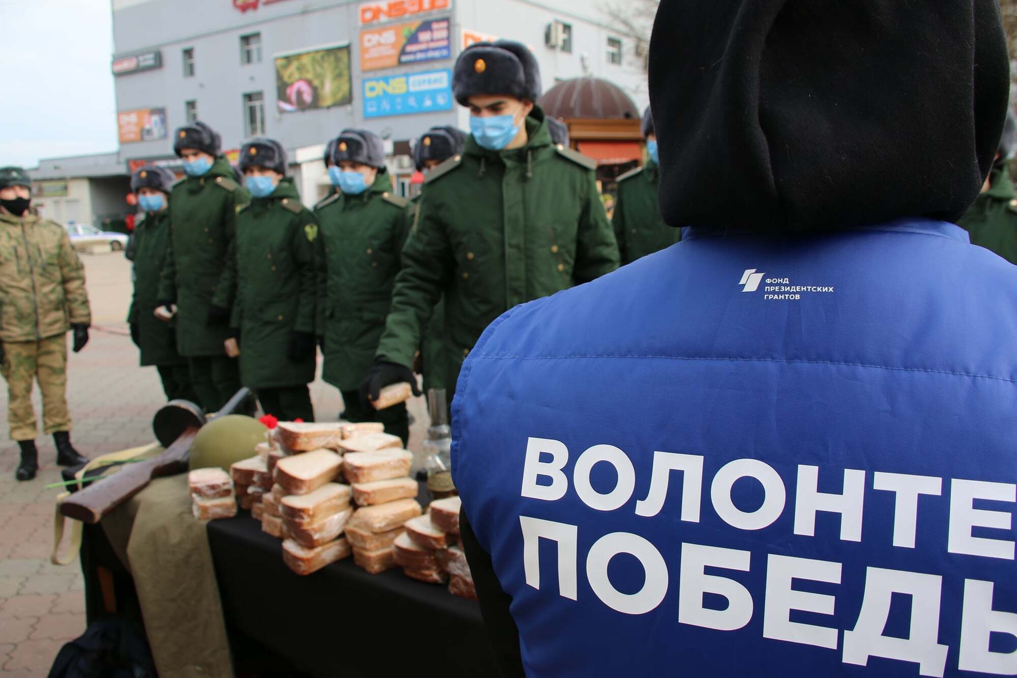 В оккупированном городе раздавали хлеб