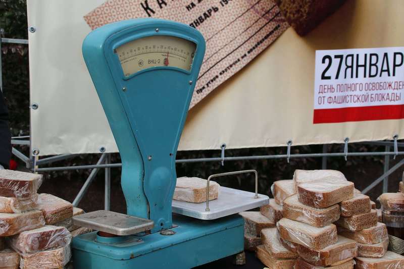 На стол с хлебом оккупанты поставили старые весы