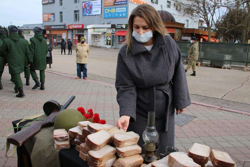 Хлеб взяли и местные "чиновники"