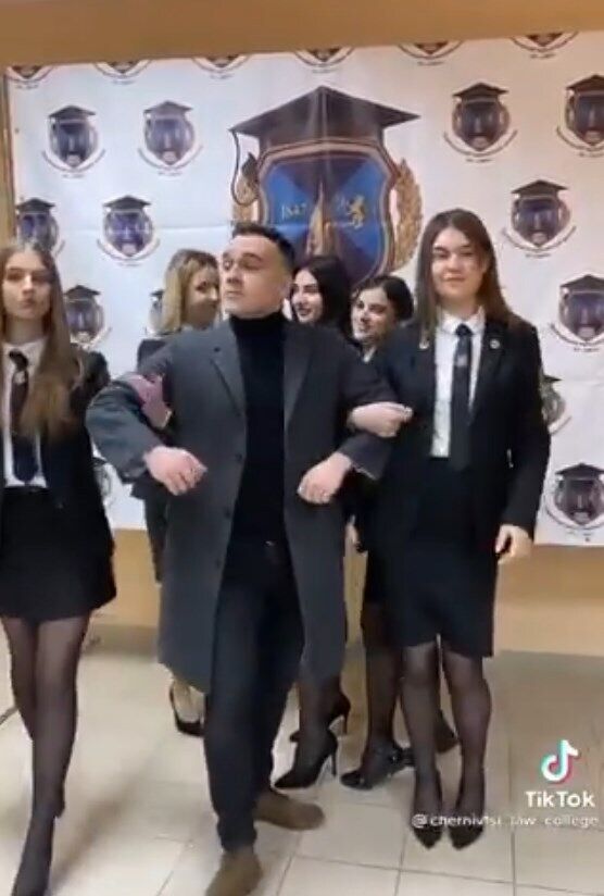 Студенты прошлись под песню "Бутырки". dqxikeidqxitkant