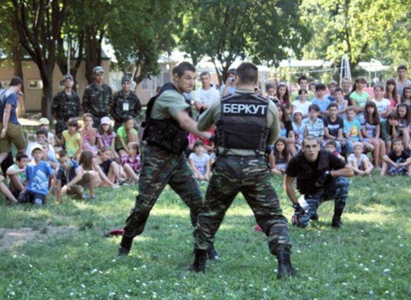 Сергей Киминчижи (в центре слева)