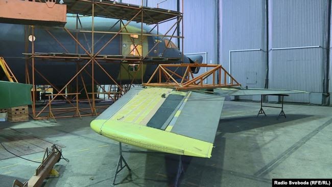 Зараз в цеху «Антонова» два борти – дослідний із номером «001» і перуанський «006». До польотів поки жоден не готовий