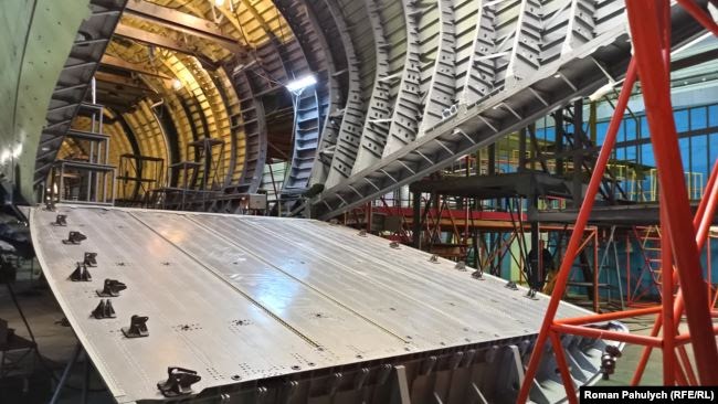 Ан-178 може взяти на борт 18 тонн вантажу – на фото літак, який збирають для МВС Перу