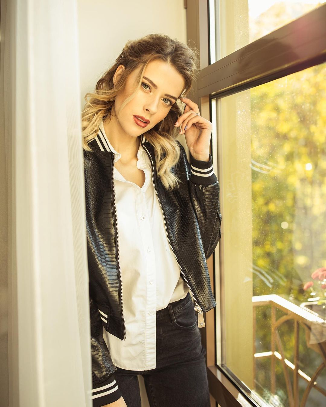 Ярослава Магучих возле окна
