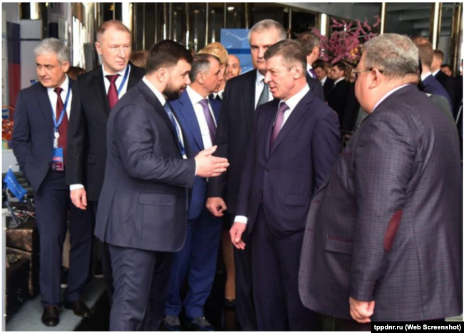 Одна з перших фотографій де публічно з’являється Ананченко (другий зліва)