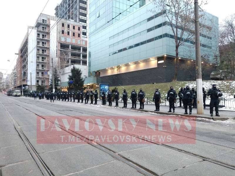 К зданию телеканала