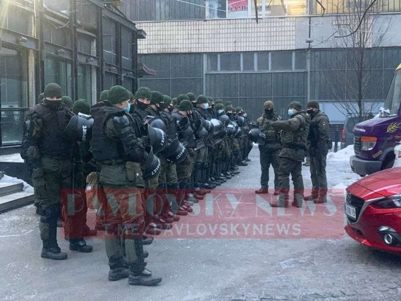 К зданию канала