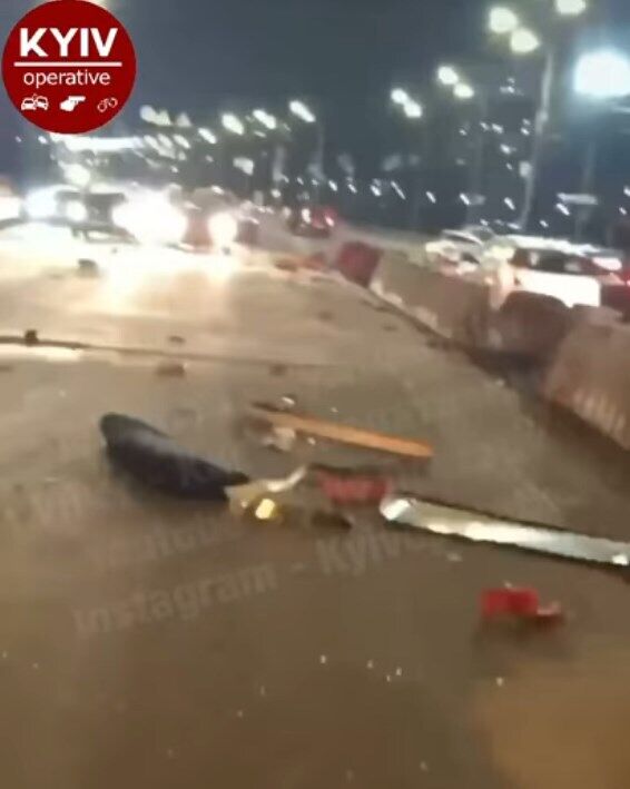 По мосту Патона разбросало части автомобиля. dqxikeidqxitkant