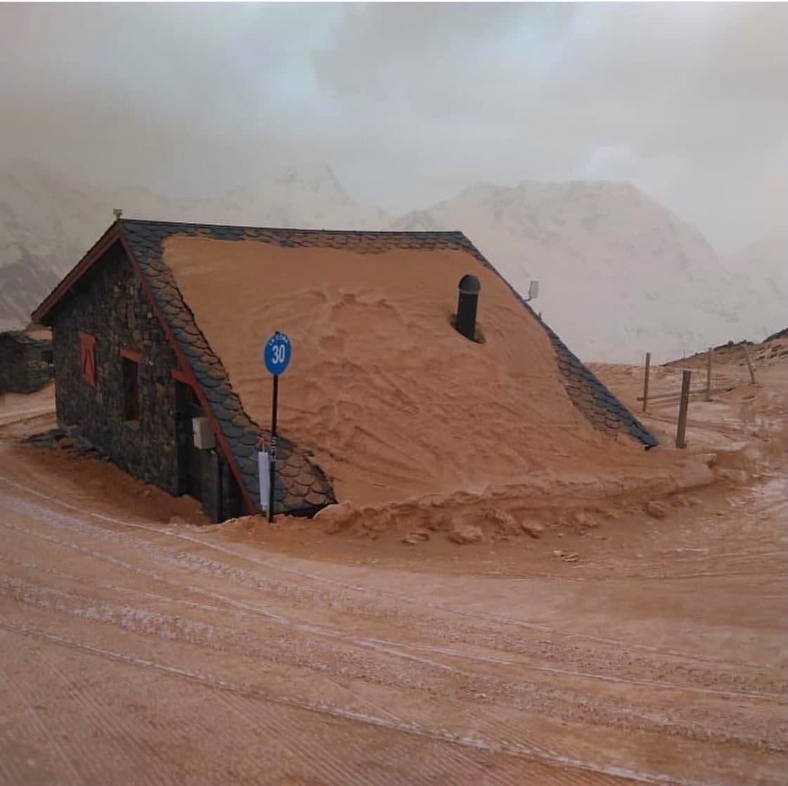 С неба высыпались тонны песка