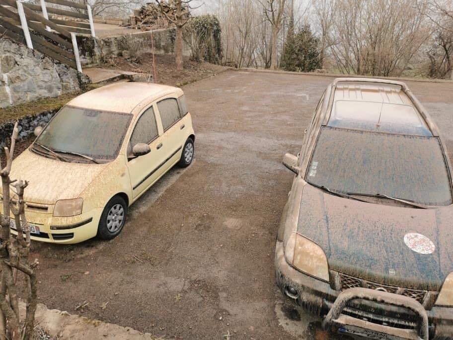 Машины также пострадали от песка