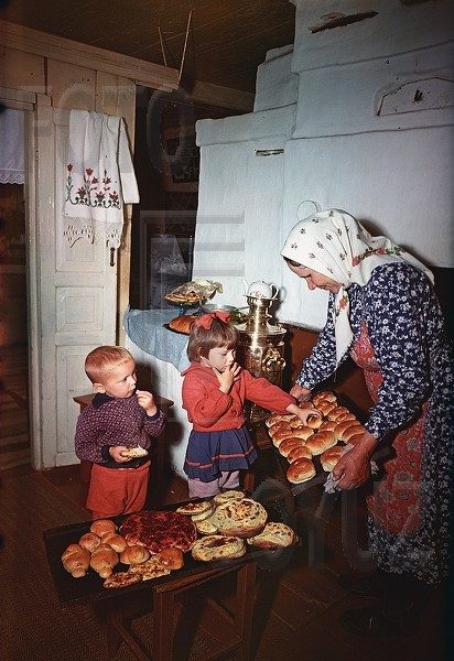 Постановочные фото "счастливой советской жизни"