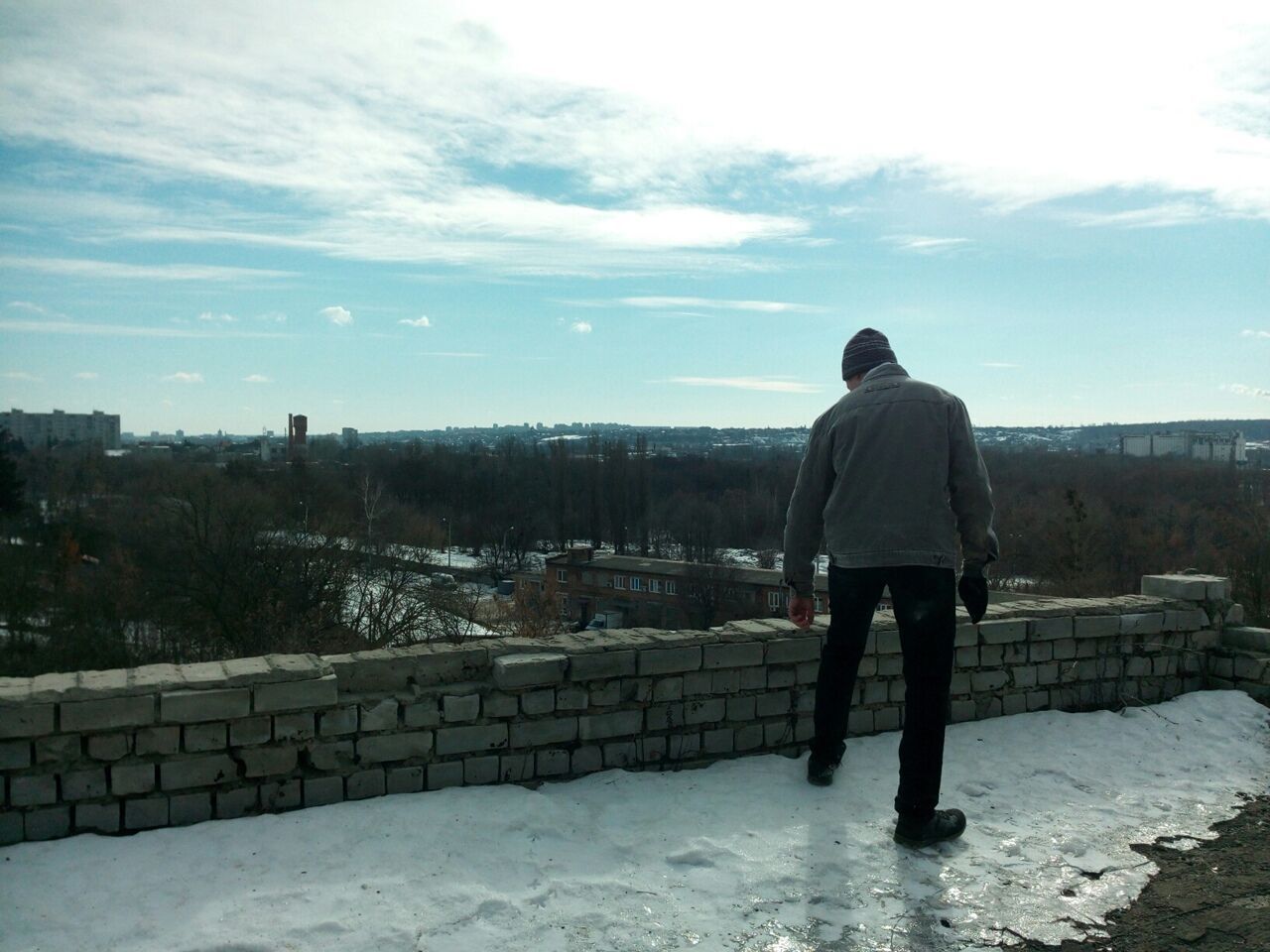 На своей страничке мальчик публиковал фото из заброшенных зданий