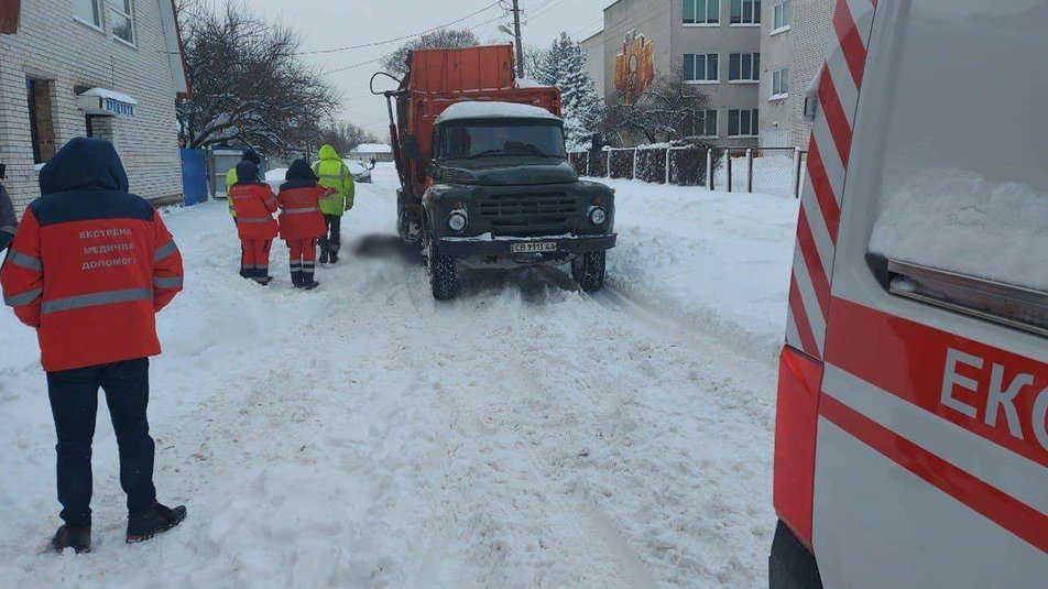 У Чернігові літня жінка загинула під колесами сміттєвоза dqxikeidqxiqqeant